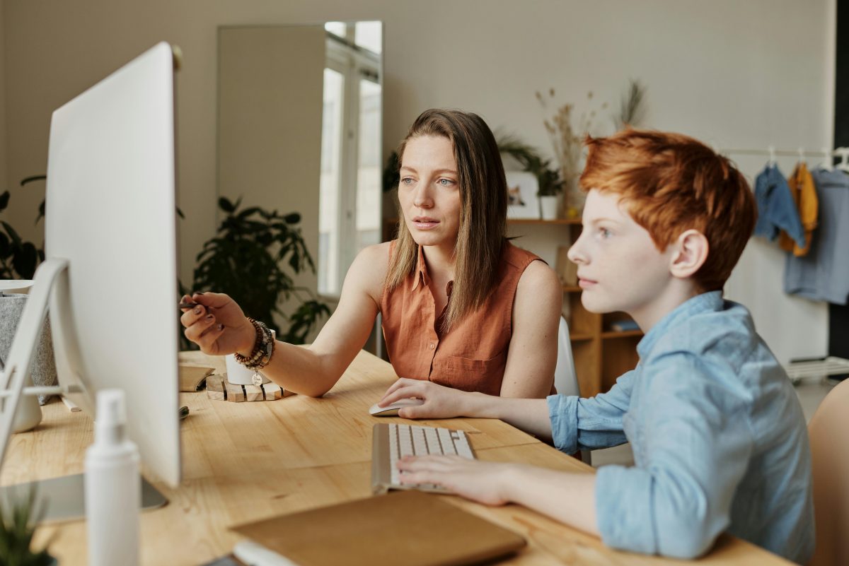 Managing the Difficulties of Online Parenting